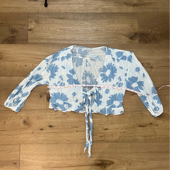 American Eagle Blue Floral V Neck Tie blouse - Picture 4 of 7